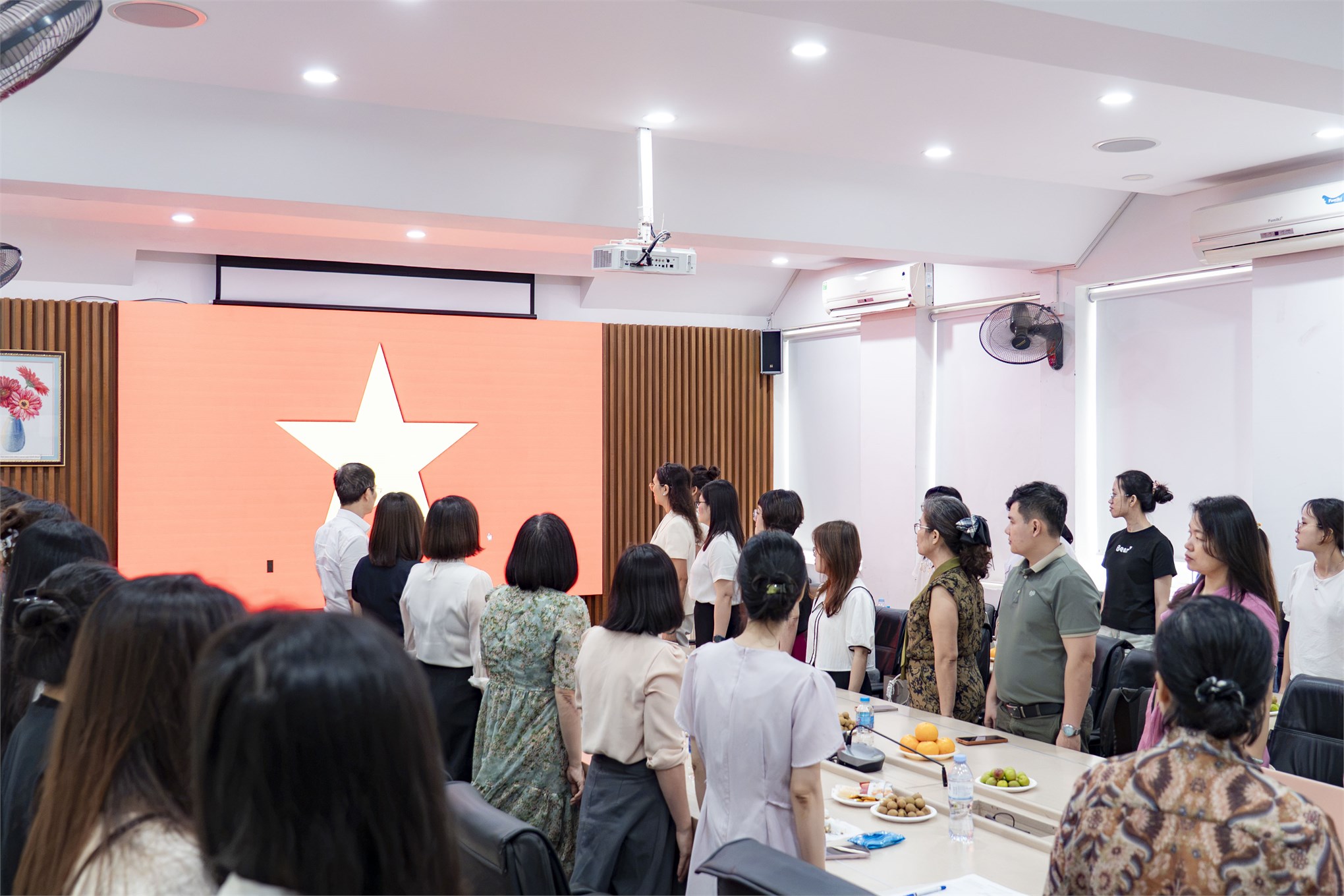 Chi bộ Ngoại ngữ - Du lịch 3 tổ chức Lễ kết nạp đảng viên mới