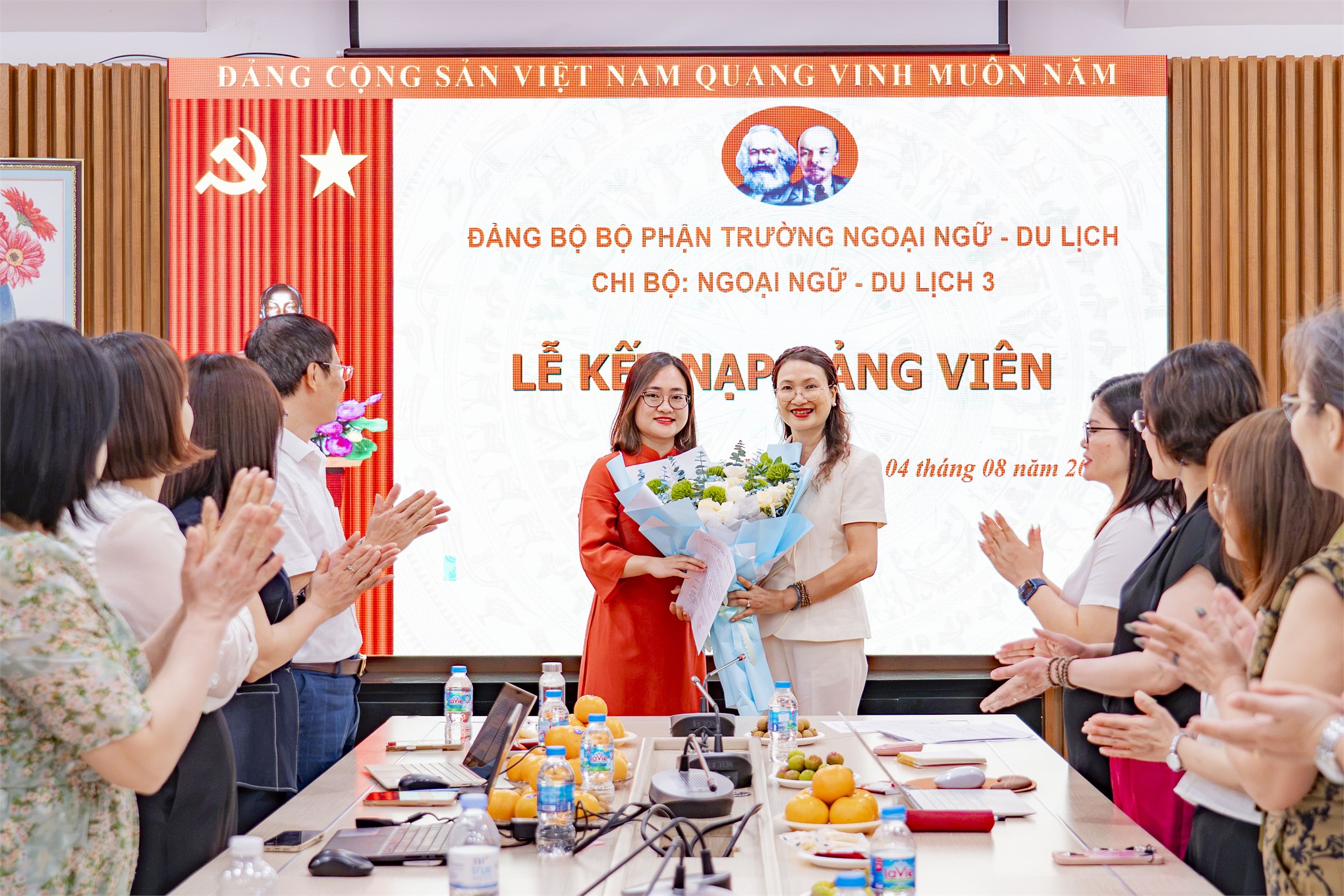 Chi bộ Ngoại ngữ - Du lịch 3 tổ chức Lễ kết nạp đảng viên mới