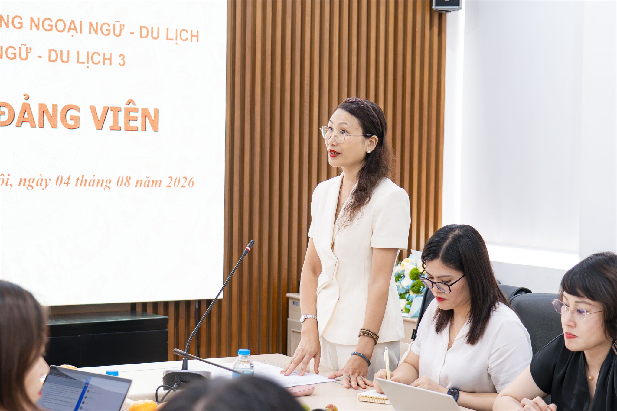 Chi bộ Ngoại ngữ - Du lịch 3 tổ chức Lễ kết nạp đảng viên mới