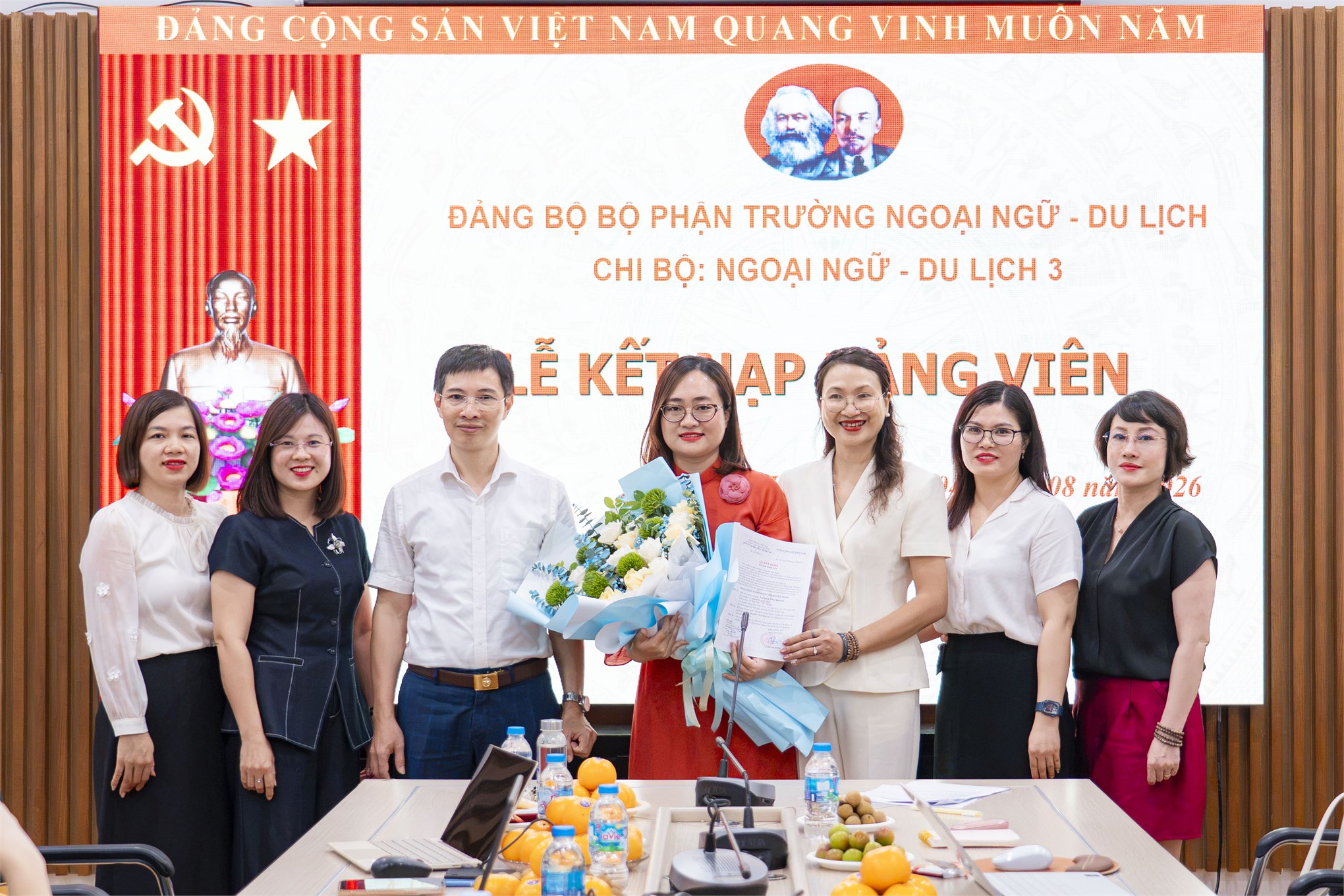 Chi bộ Ngoại ngữ - Du lịch 3 tổ chức Lễ kết nạp đảng viên mới