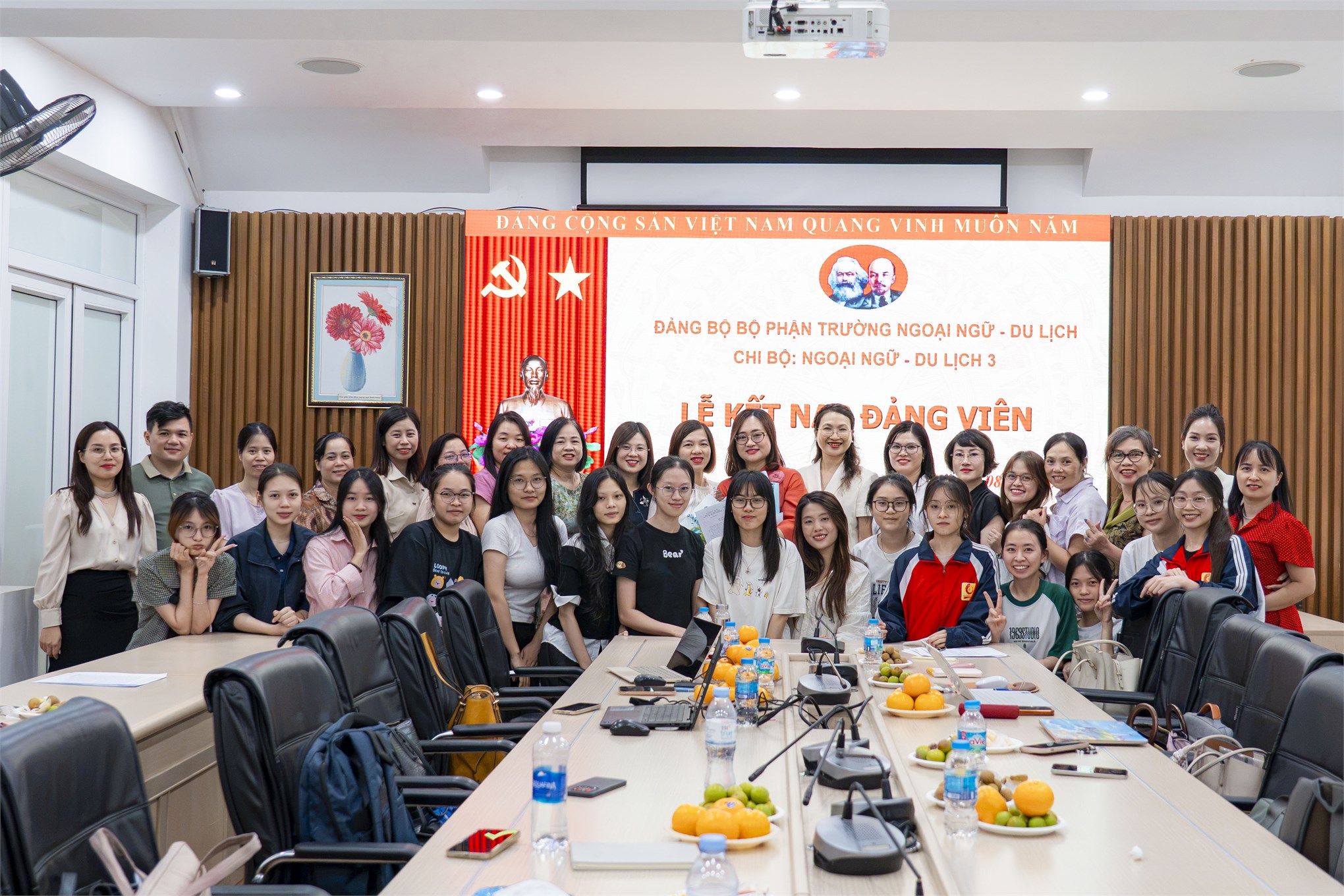 Chi bộ Ngoại ngữ - Du lịch 3 tổ chức Lễ kết nạp đảng viên mới