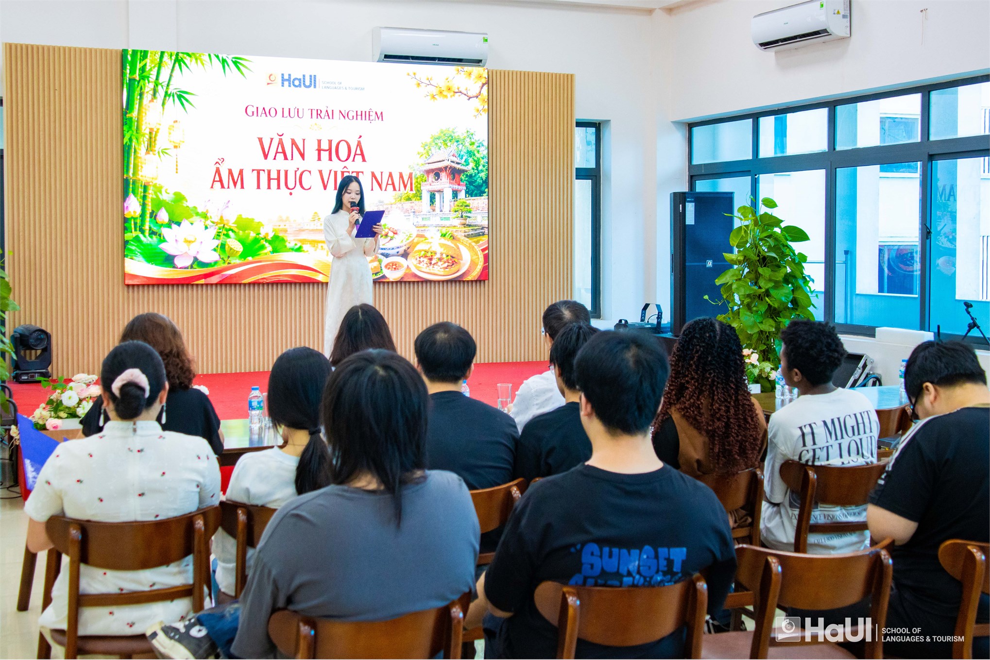 Giao lưu, trải nghiệm văn hóa và ẩm thực Việt Nam dành cho học viên quốc tế