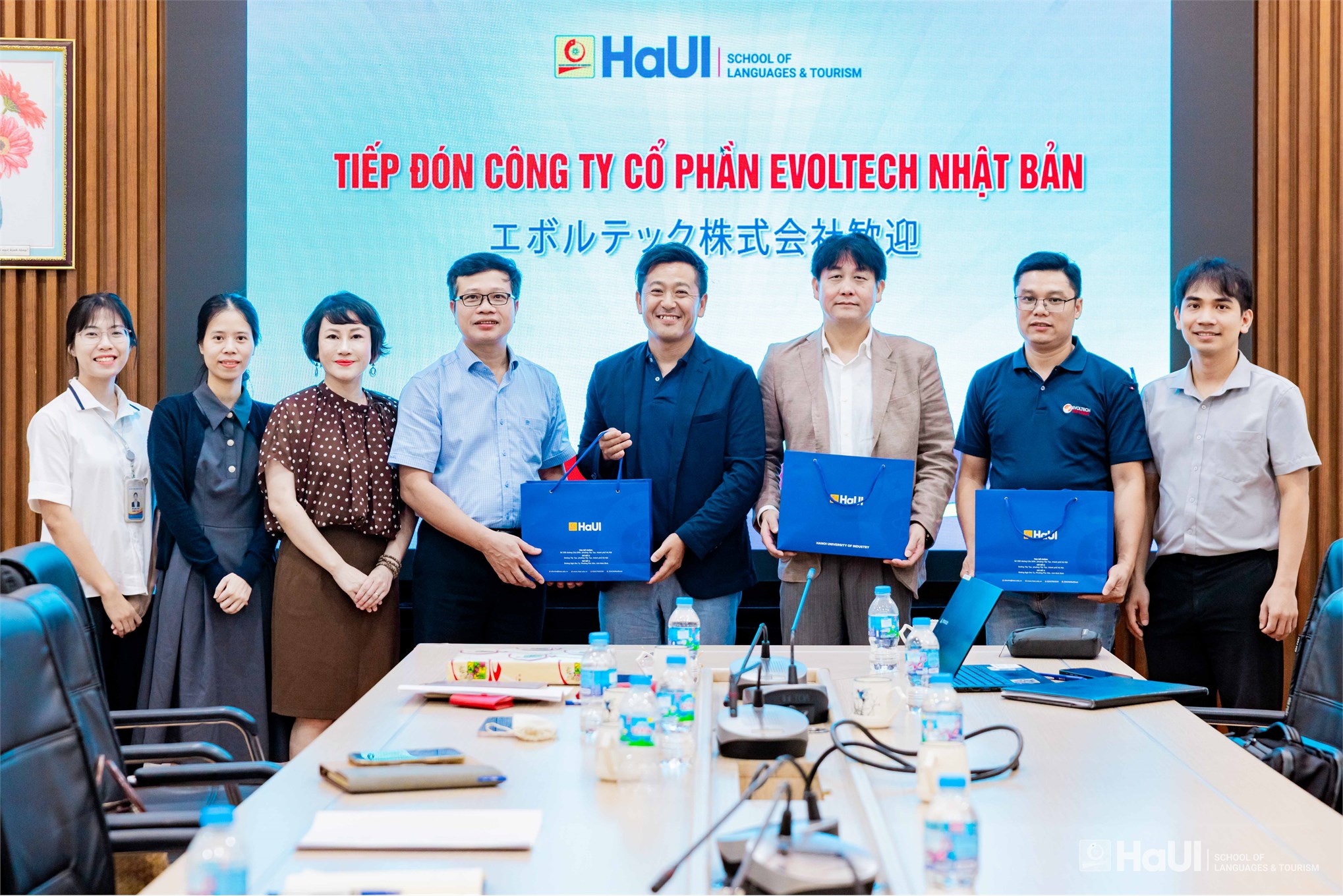 Trường Ngoại ngữ - Du lịch và Công ty Cổ phần Evoltech, Nhật Bản trao đổi hợp tác phát triển nguồn nhân lực