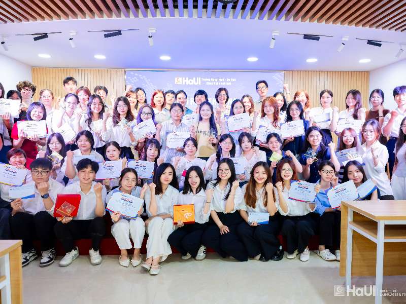 Khoa Ngôn ngữ Anh vinh danh sinh viên đạt thành tích trong nghiên cứu khoa học năm học 2025 - 2026