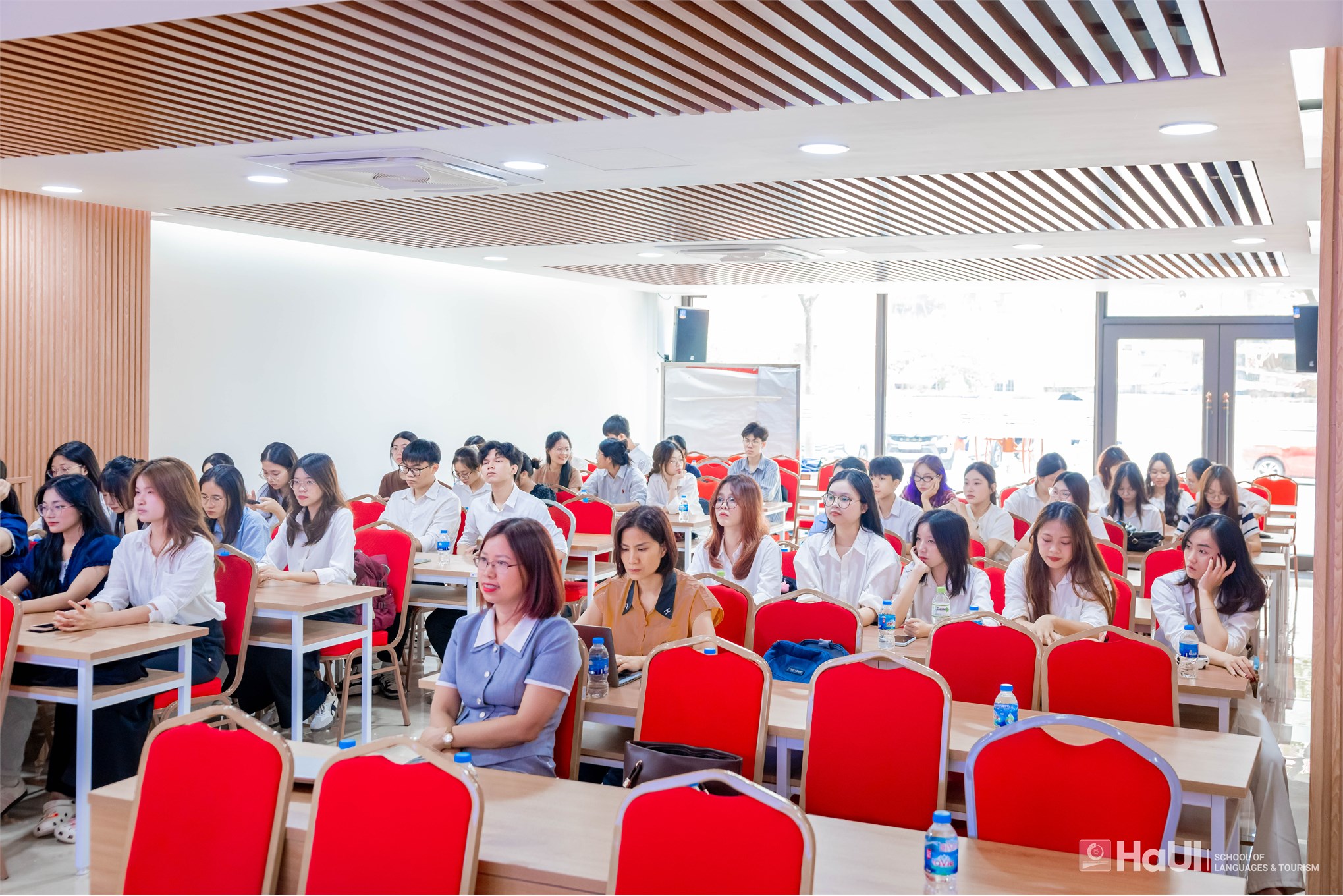 Khoa Ngôn ngữ Anh vinh danh sinh viên đạt thành tích trong nghiên cứu khoa học năm học 2025 - 2026