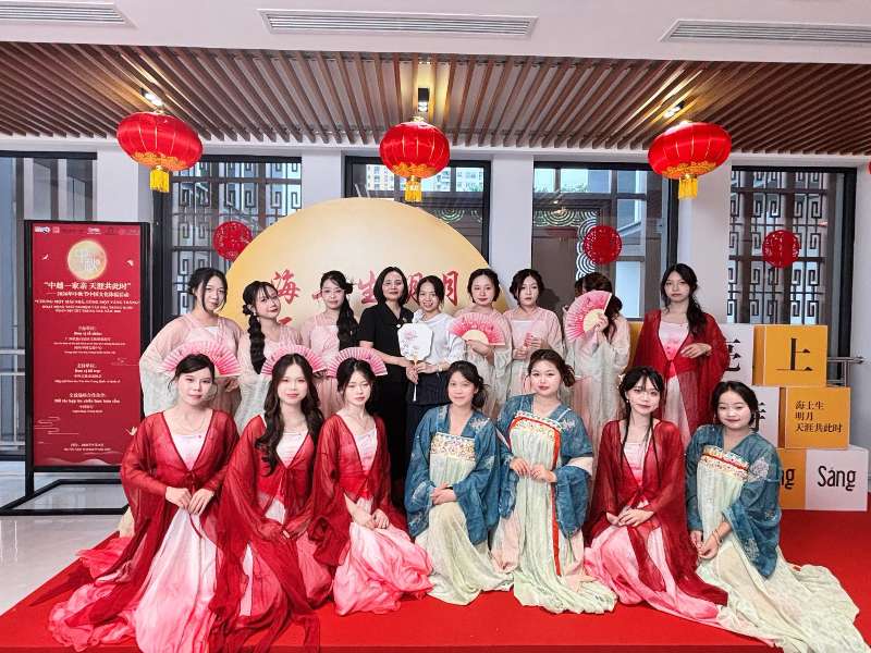 Sinh viên Đại học Công nghiệp Hà Nội trải nghiệm văn hóa Trung thu tại Trung tâm Văn hóa Trung Quốc