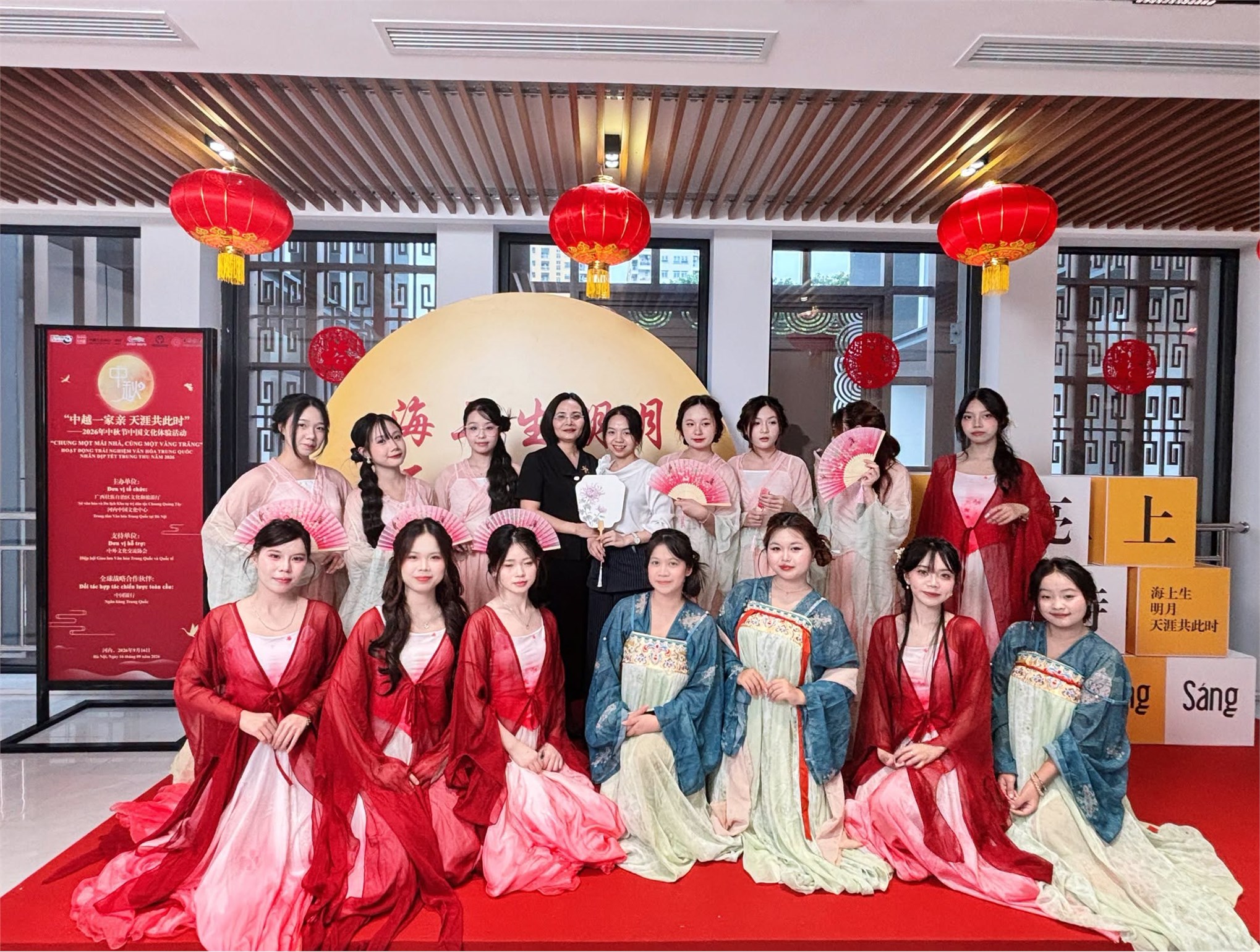 Sinh viên Đại học Công nghiệp Hà Nội trải nghiệm văn hóa Trung thu tại Trung tâm Văn hóa Trung Quốc