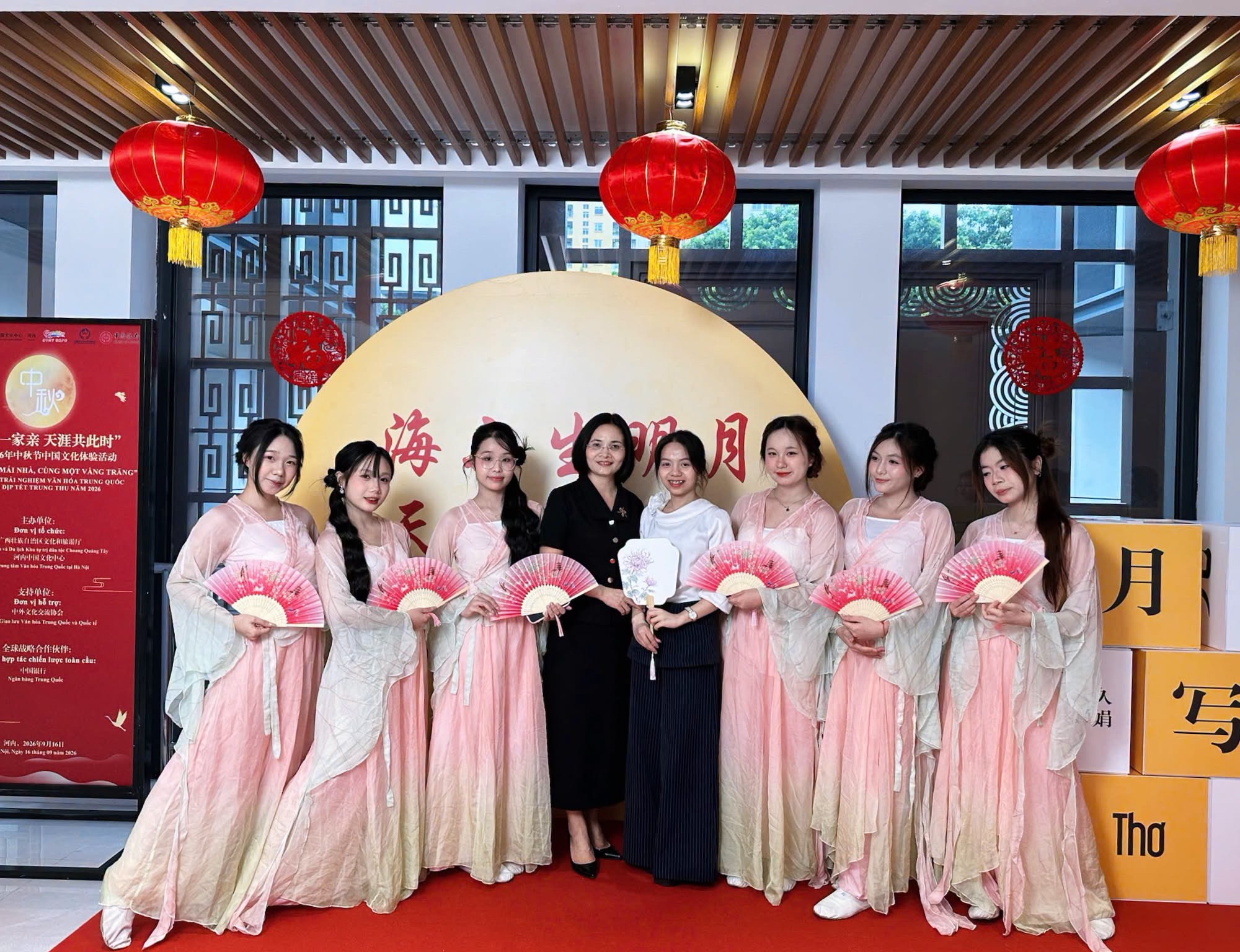Sinh viên Đại học Công nghiệp Hà Nội trải nghiệm văn hóa Trung thu tại Trung tâm Văn hóa Trung Quốc