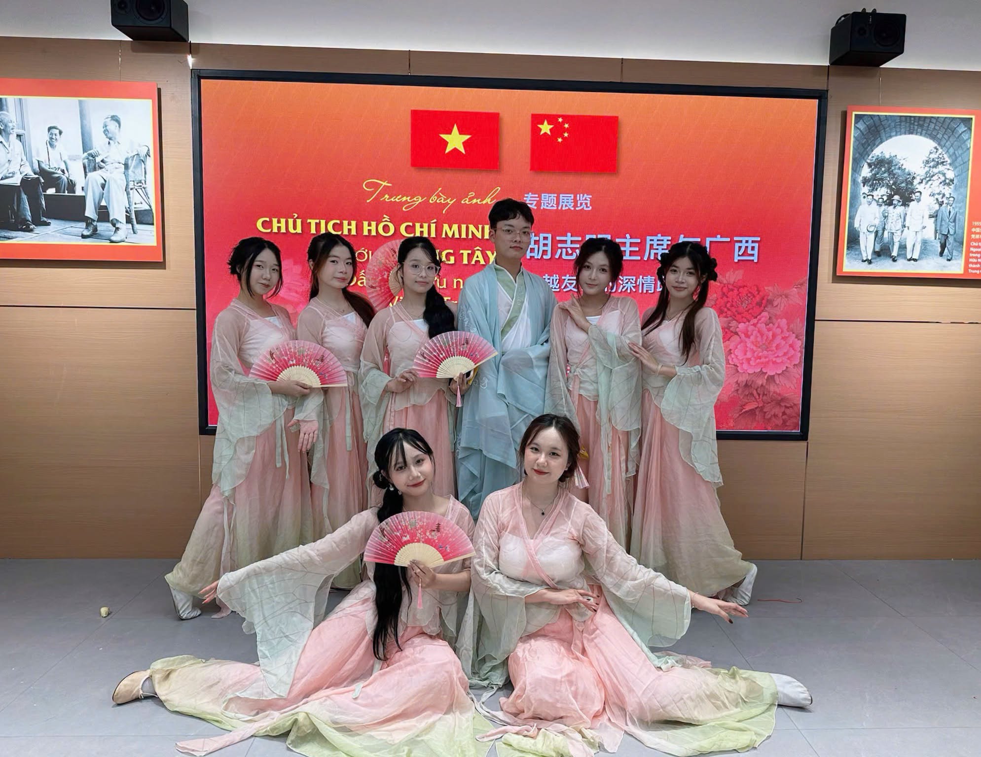 Sinh viên Đại học Công nghiệp Hà Nội trải nghiệm văn hóa Trung thu tại Trung tâm Văn hóa Trung Quốc
