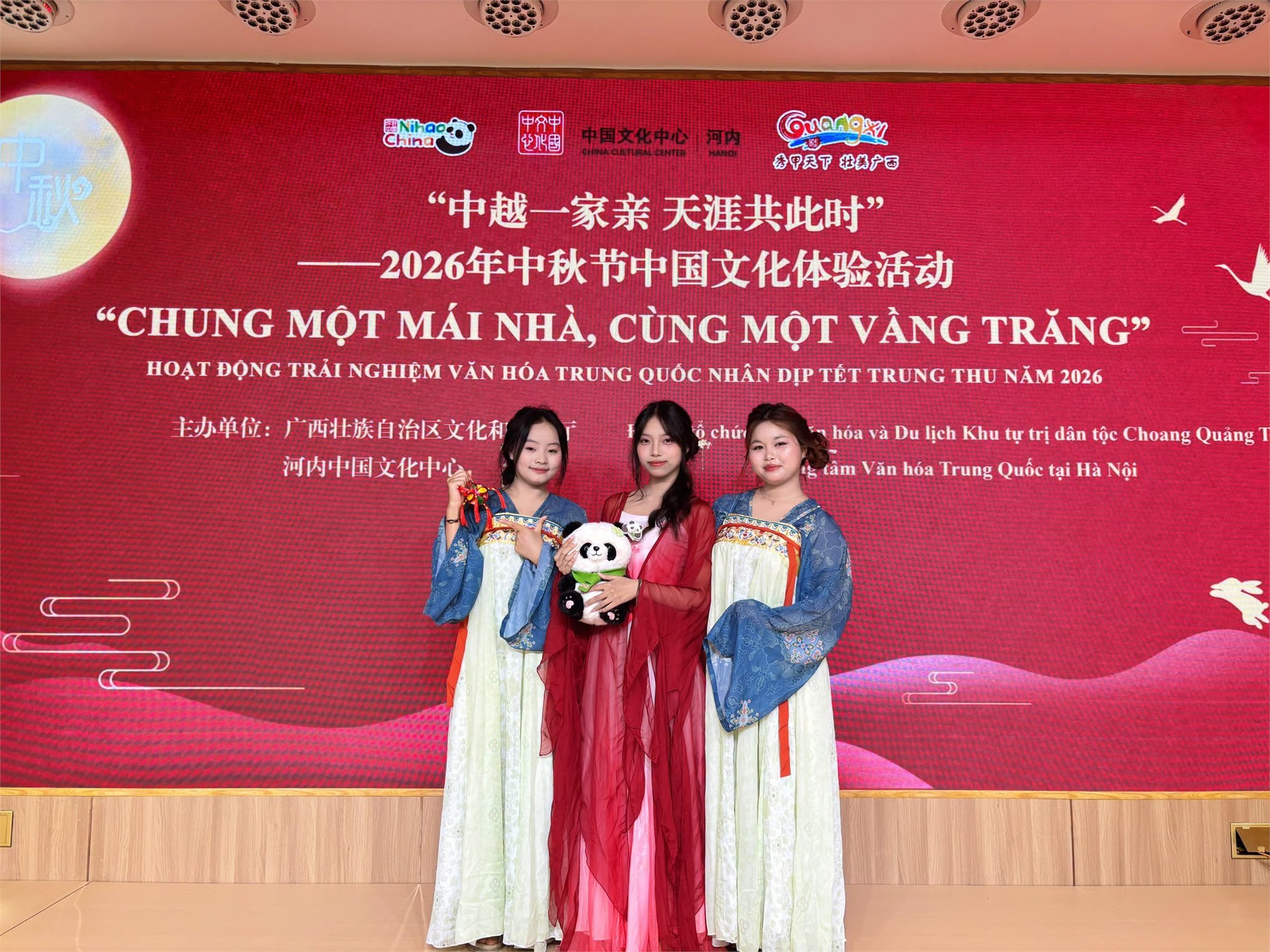 Sinh viên Đại học Công nghiệp Hà Nội trải nghiệm văn hóa Trung thu tại Trung tâm Văn hóa Trung Quốc
