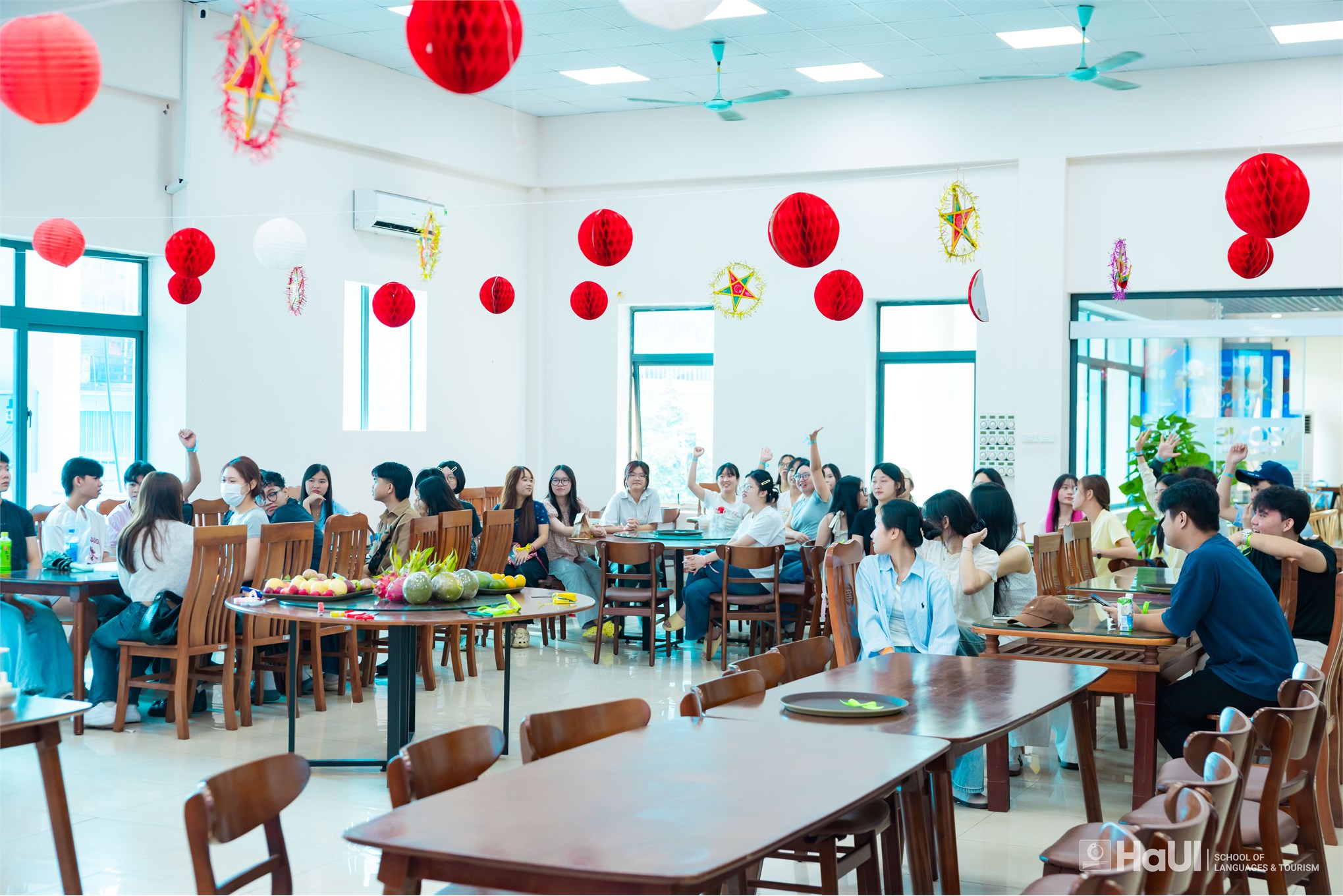 Gần 50 sinh viên, giảng viên quốc tế trải nghiệm văn hóa Việt Nam tại Trường Ngoại ngữ - Du lịch