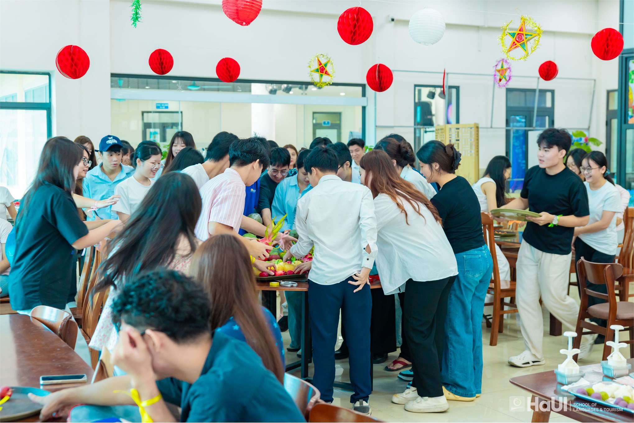 Gần 50 sinh viên, giảng viên quốc tế trải nghiệm văn hóa Việt Nam tại Trường Ngoại ngữ - Du lịch