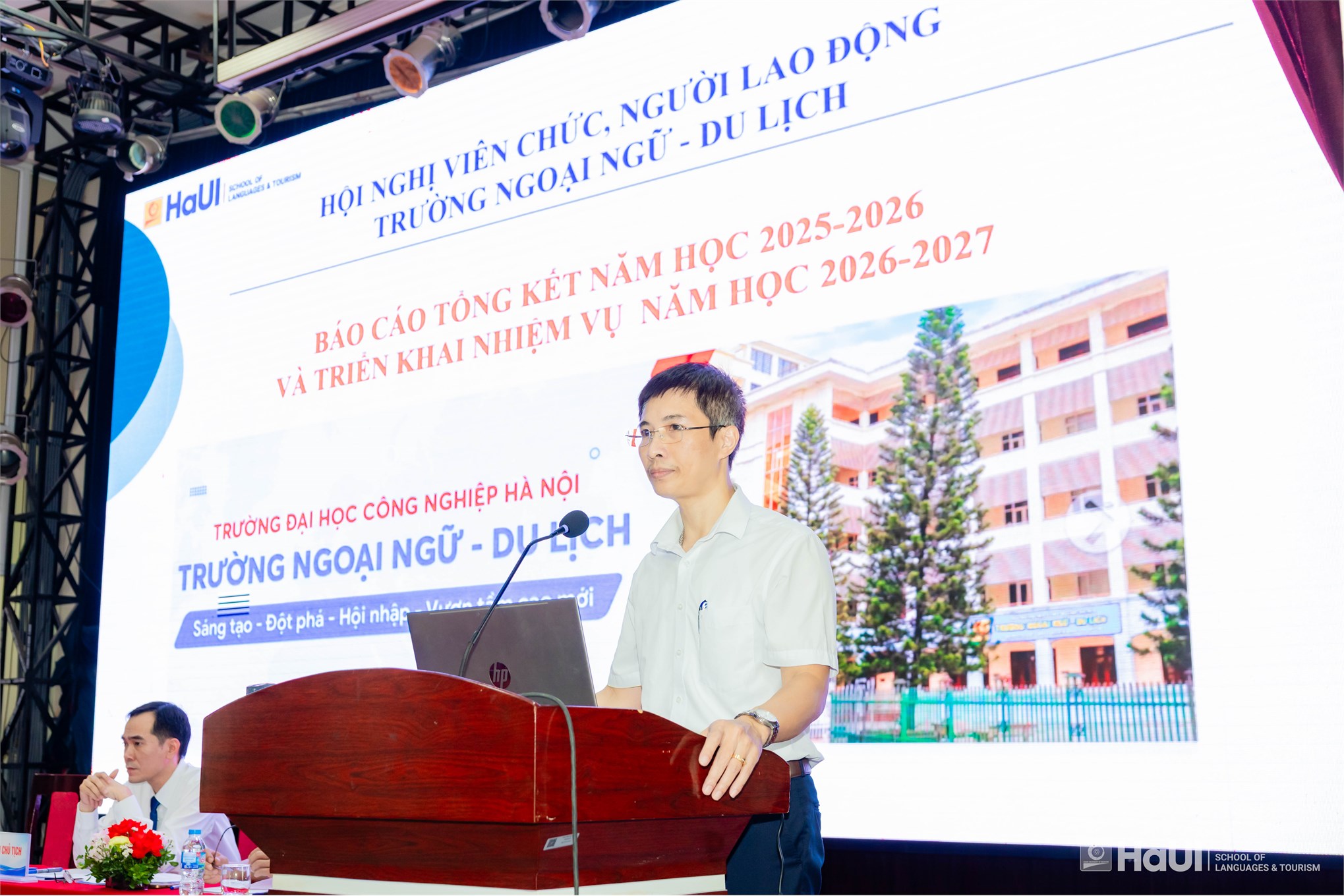 Hội nghị viên chức, người lao động Trường Ngoại ngữ - Du lịch, tổng kết năm học 2025 - 2026 và triển khai nhiệm vụ năm học 2026 - 2027