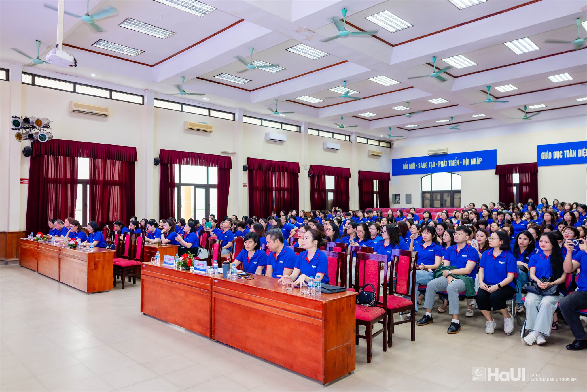 Hội nghị viên chức, người lao động Trường Ngoại ngữ - Du lịch, tổng kết năm học 2025 - 2026 và triển khai nhiệm vụ năm học 2026 - 2027