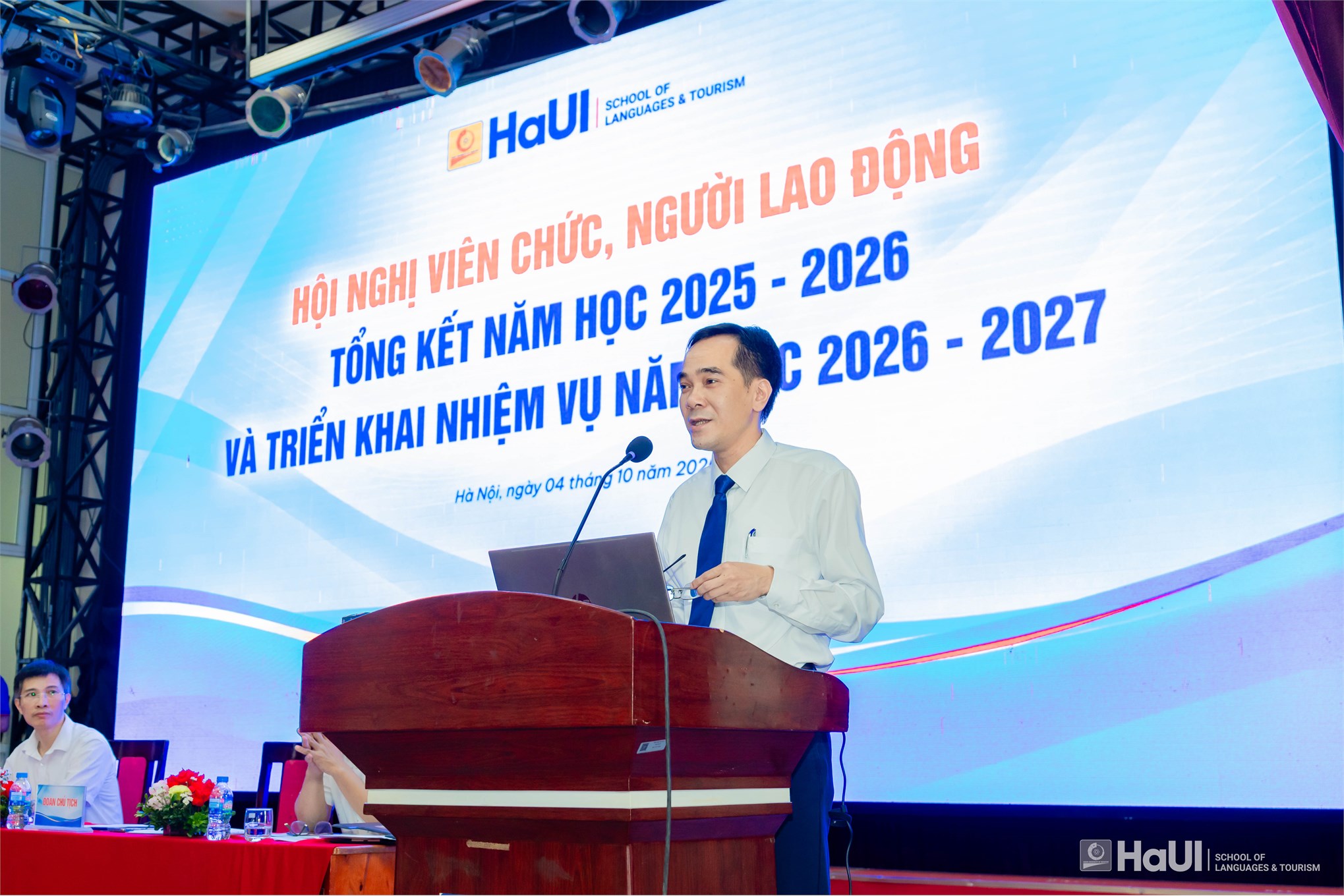 Hội nghị viên chức, người lao động Trường Ngoại ngữ - Du lịch, tổng kết năm học 2025 - 2026 và triển khai nhiệm vụ năm học 2026 - 2027