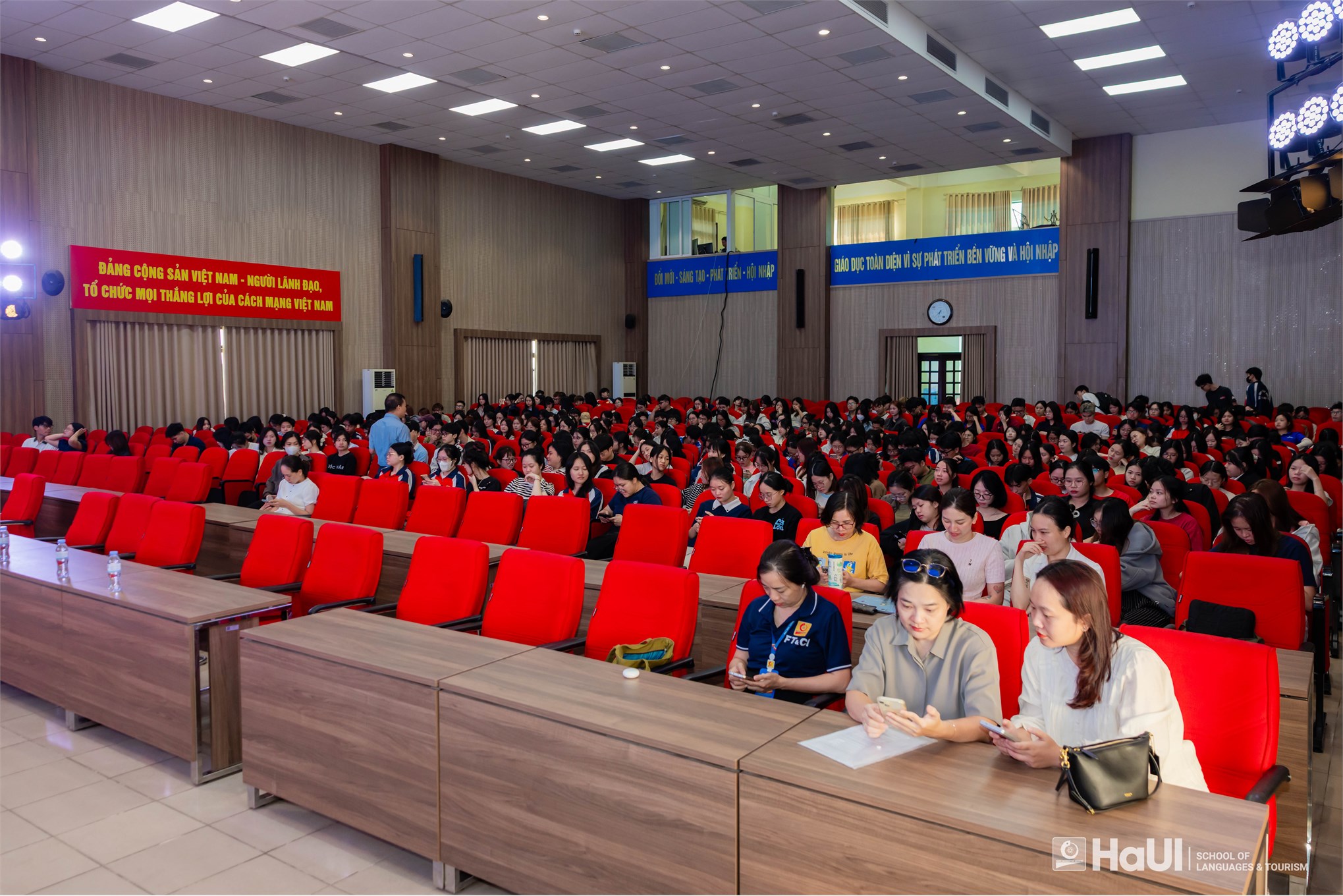 Trường Ngoại ngữ – Du lịch tổ chức Hội thảo định hướng thực tập doanh nghiệp cho sinh viên khóa 19