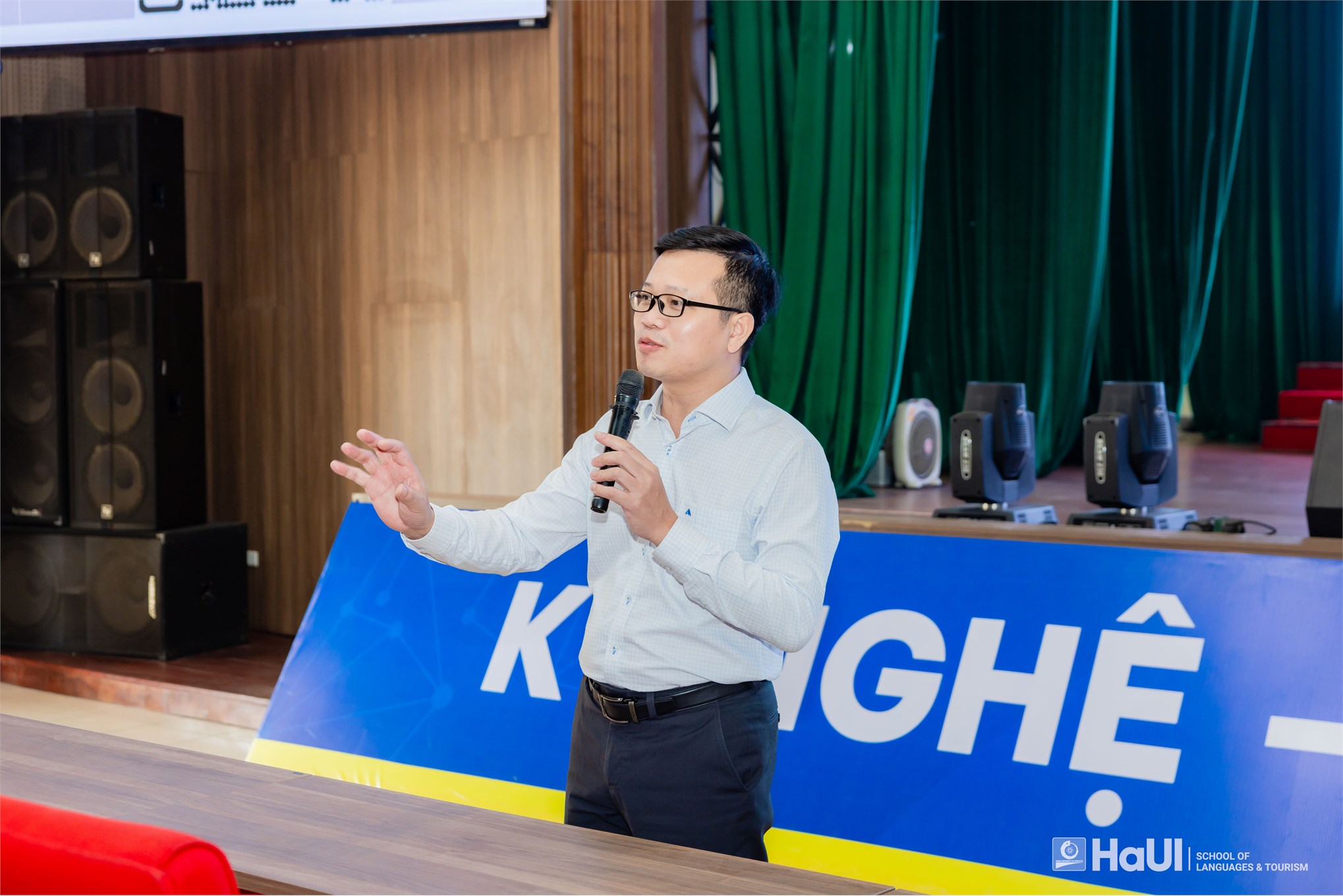 Trường Ngoại ngữ – Du lịch tổ chức Hội thảo định hướng thực tập doanh nghiệp cho sinh viên khóa 19