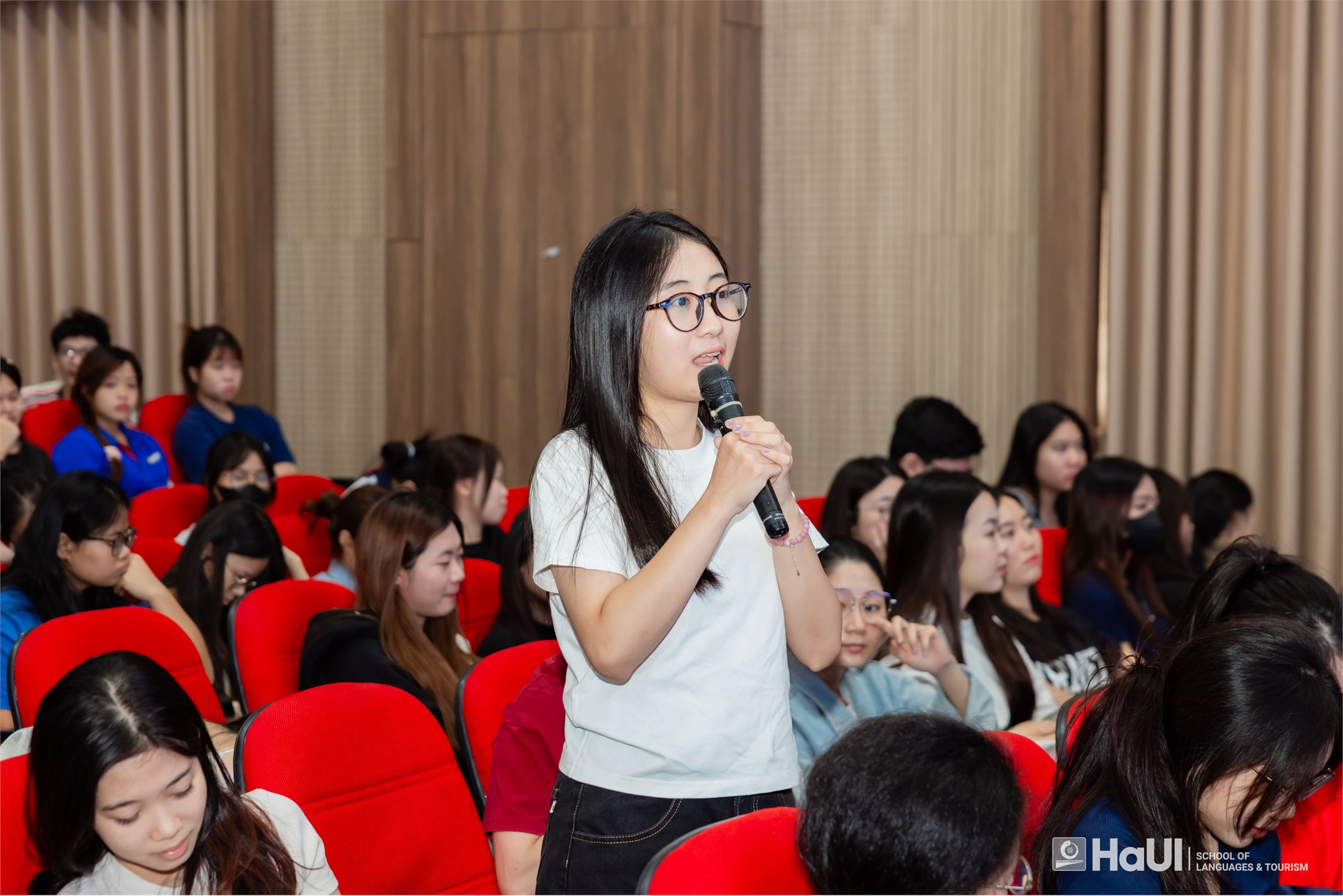 Trường Ngoại ngữ – Du lịch tổ chức Hội thảo định hướng thực tập doanh nghiệp cho sinh viên khóa 19