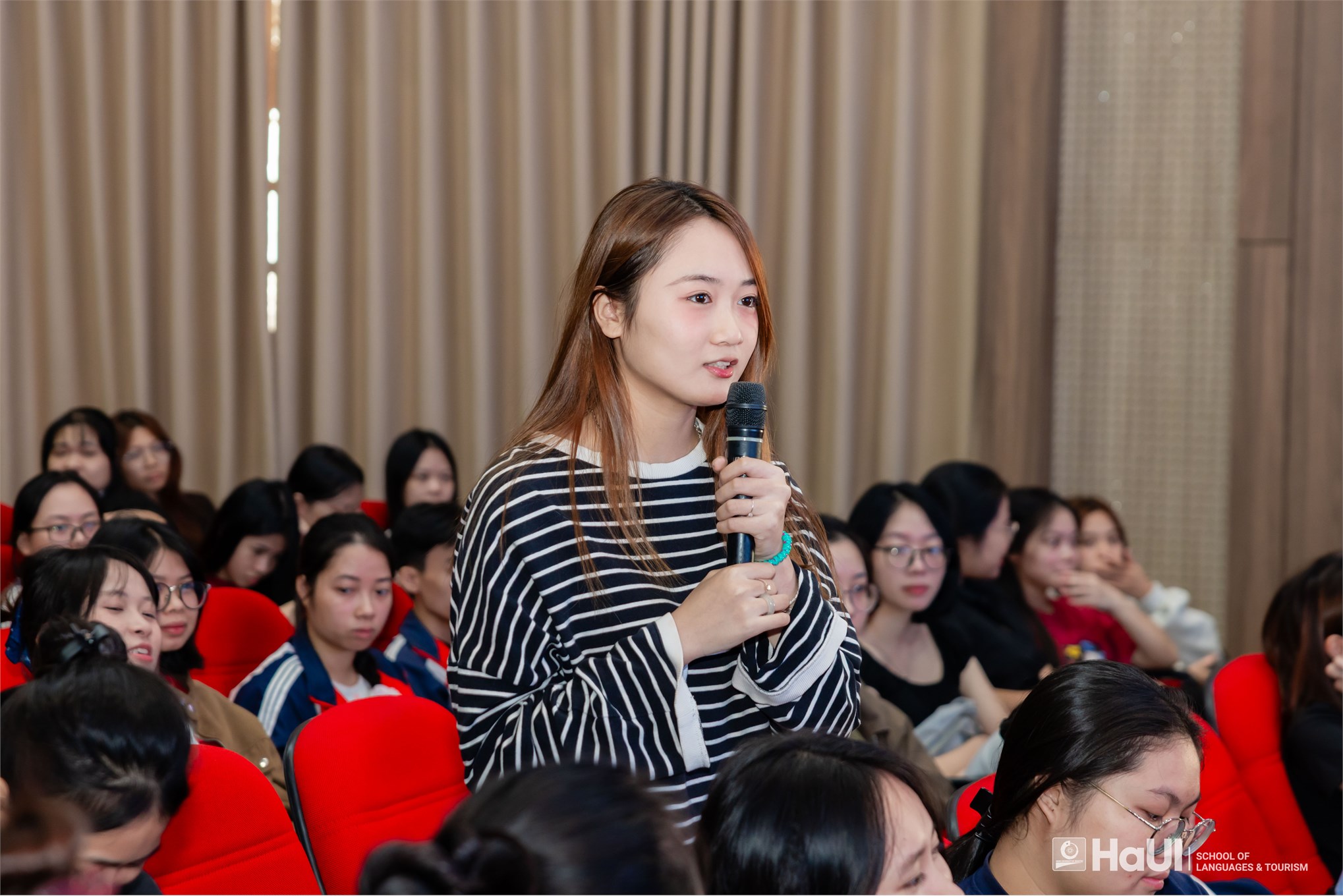 Trường Ngoại ngữ – Du lịch tổ chức Hội thảo định hướng thực tập doanh nghiệp cho sinh viên khóa 19