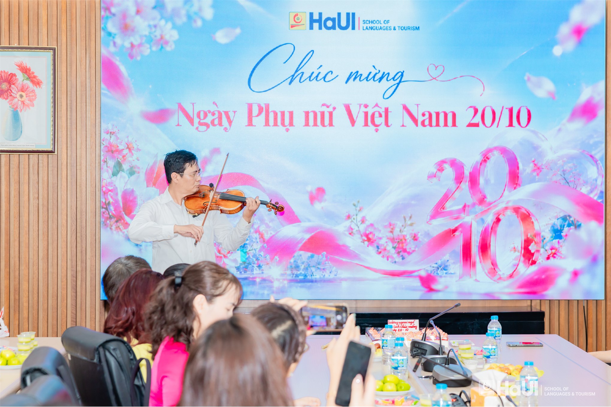 Trường Ngoại ngữ – Du lịch tôn vinh nữ viên chức, người lao động nhân Ngày Phụ nữ Việt Nam 20/10