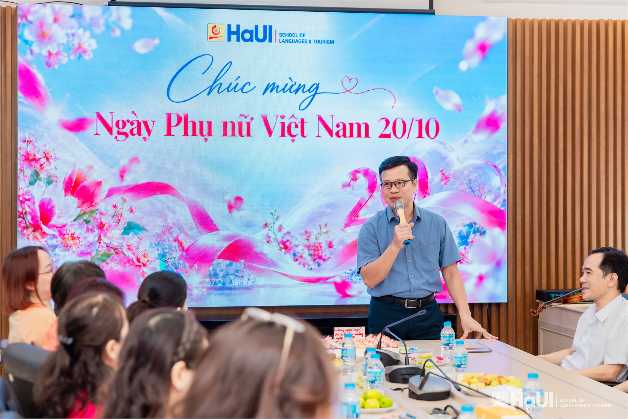 Trường Ngoại ngữ – Du lịch tôn vinh nữ viên chức, người lao động nhân Ngày Phụ nữ Việt Nam 20/10