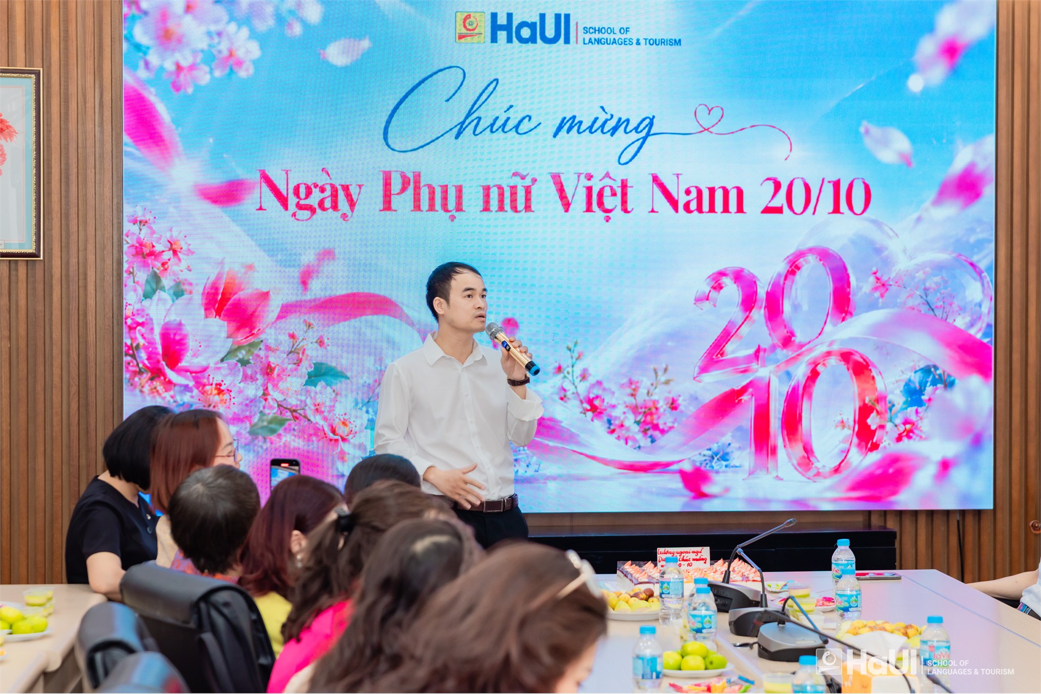 Trường Ngoại ngữ – Du lịch tôn vinh nữ viên chức, người lao động nhân Ngày Phụ nữ Việt Nam 20/10
