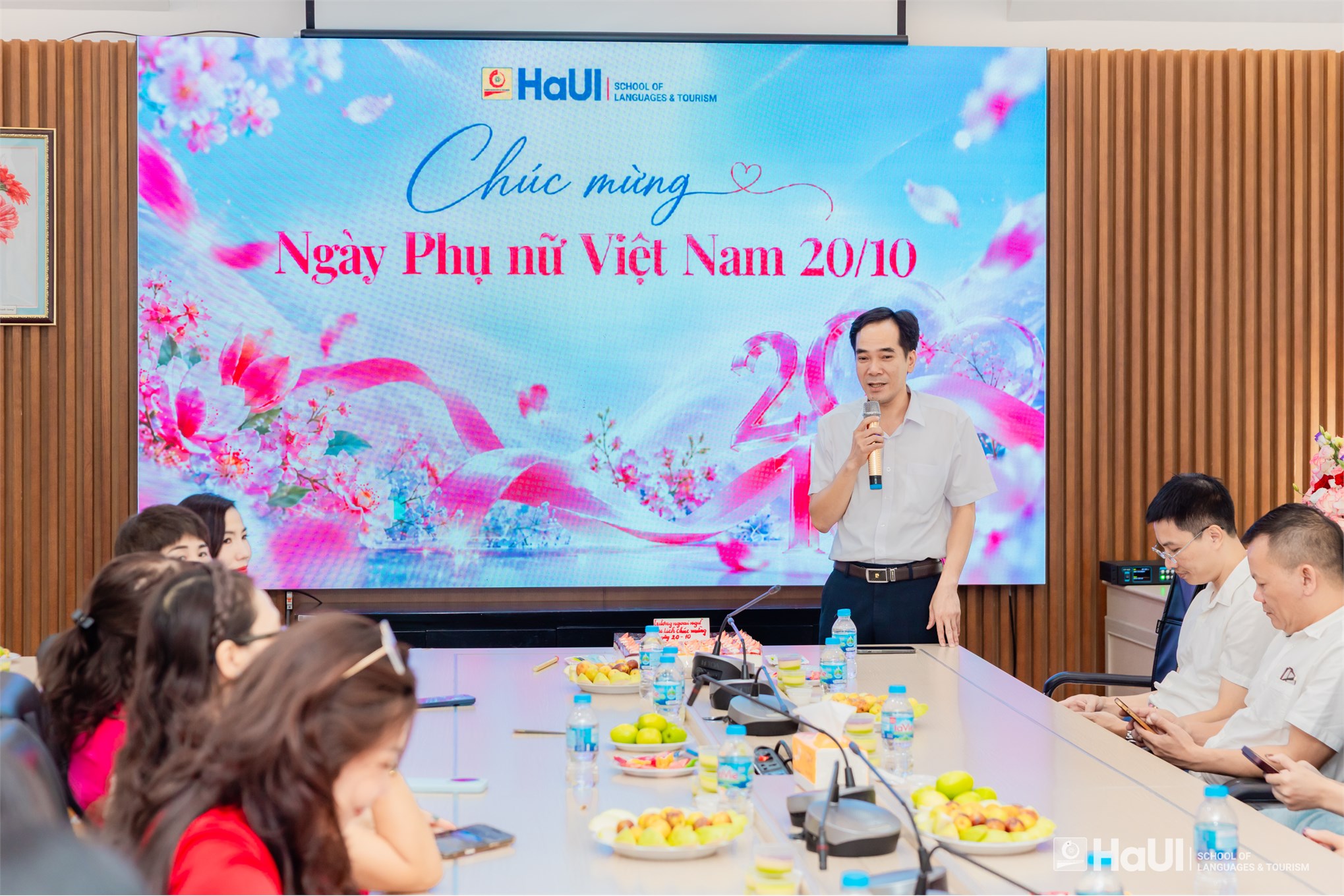 Trường Ngoại ngữ – Du lịch tôn vinh nữ viên chức, người lao động nhân Ngày Phụ nữ Việt Nam 20/10