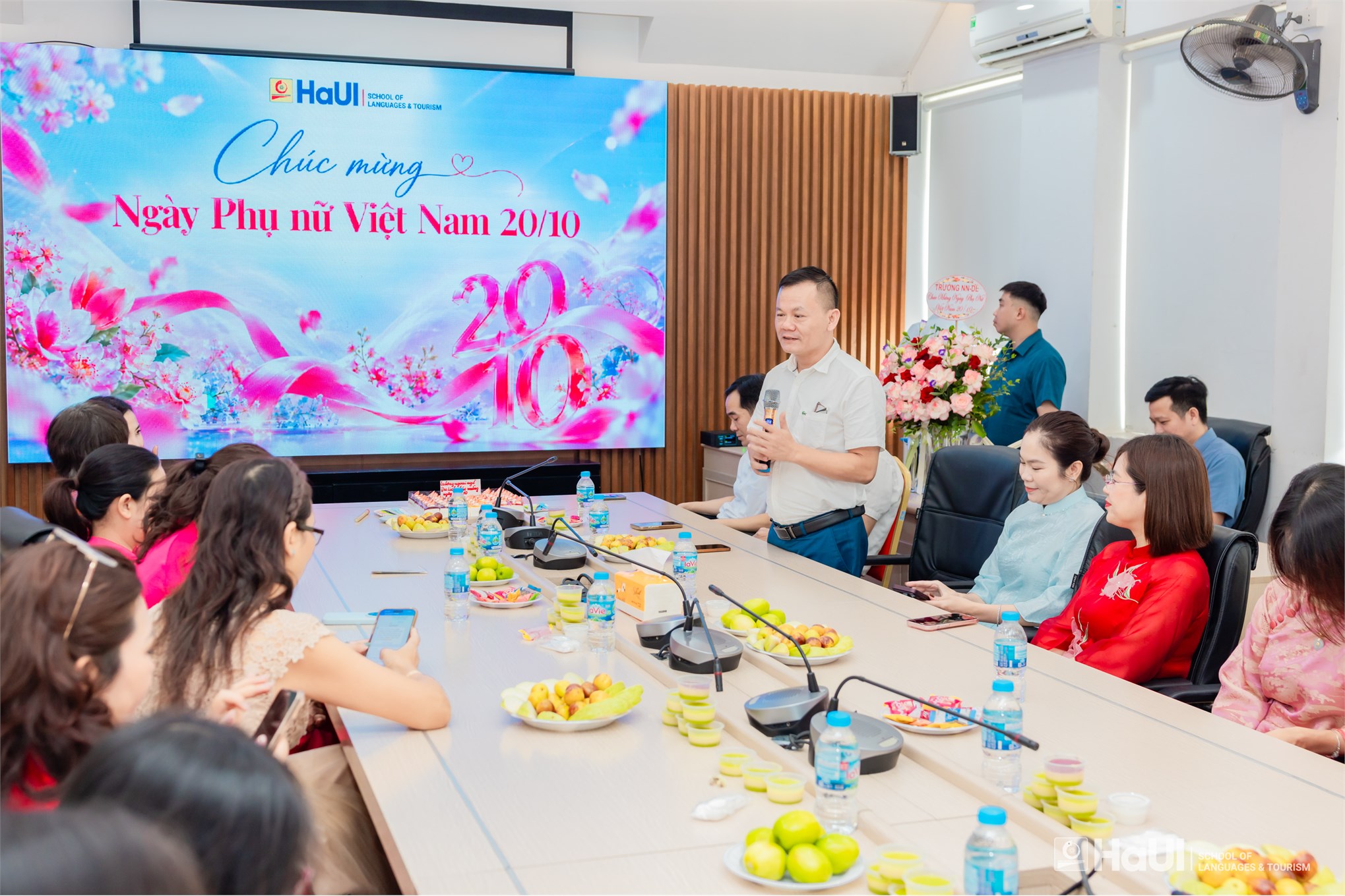 Trường Ngoại ngữ – Du lịch tôn vinh nữ viên chức, người lao động nhân Ngày Phụ nữ Việt Nam 20/10