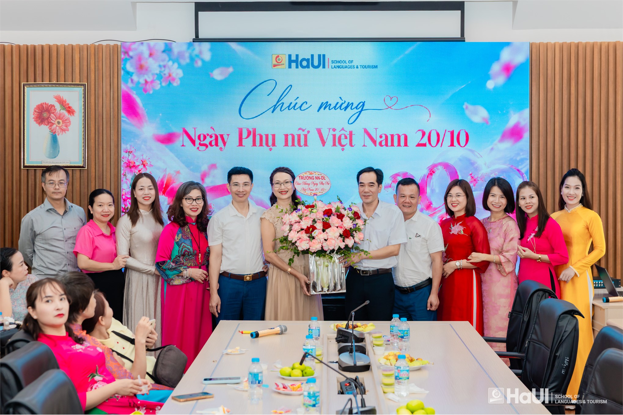 Trường Ngoại ngữ – Du lịch tôn vinh nữ viên chức, người lao động nhân Ngày Phụ nữ Việt Nam 20/10