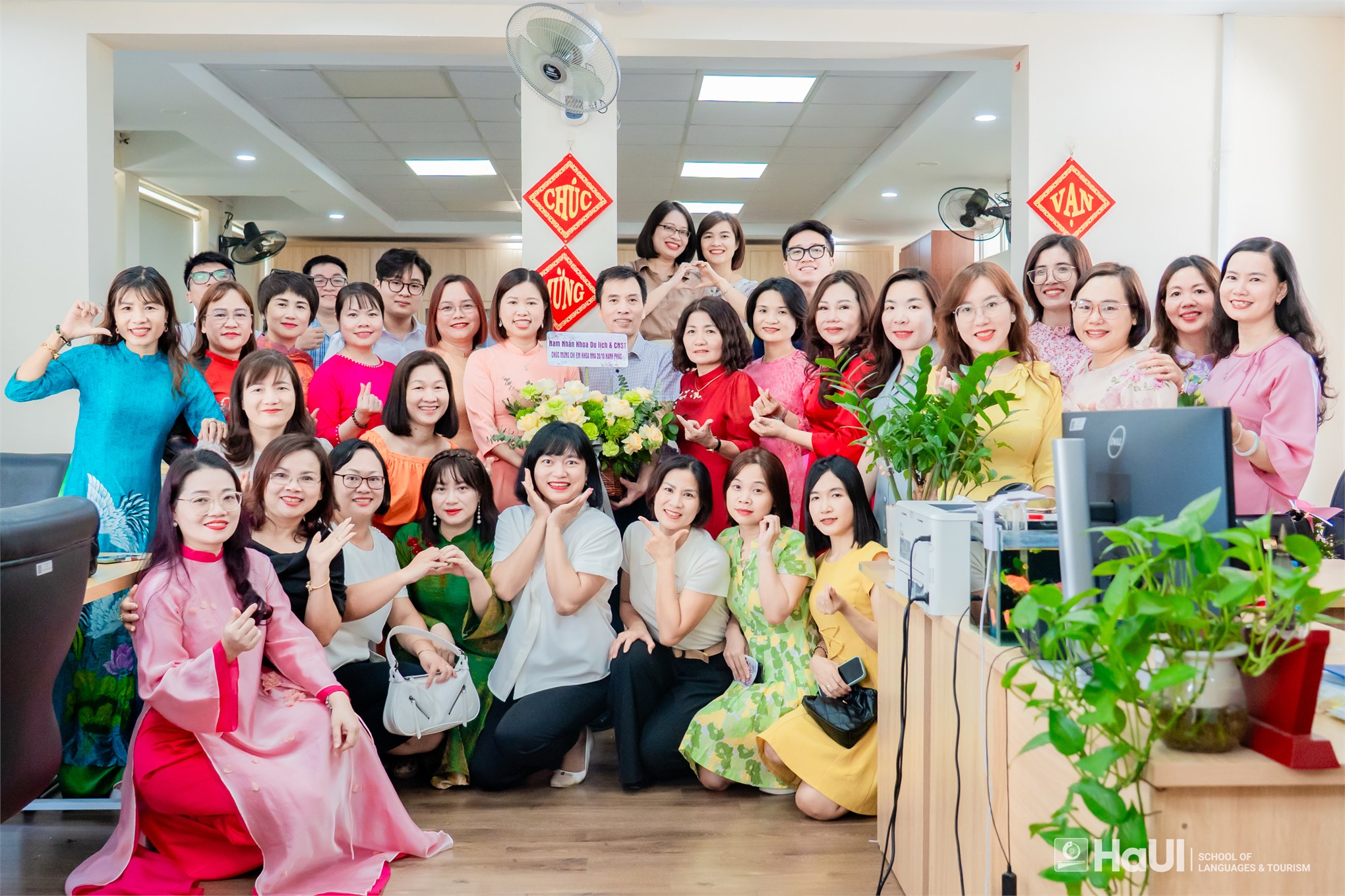 Trường Ngoại ngữ – Du lịch tôn vinh nữ viên chức, người lao động nhân Ngày Phụ nữ Việt Nam 20/10