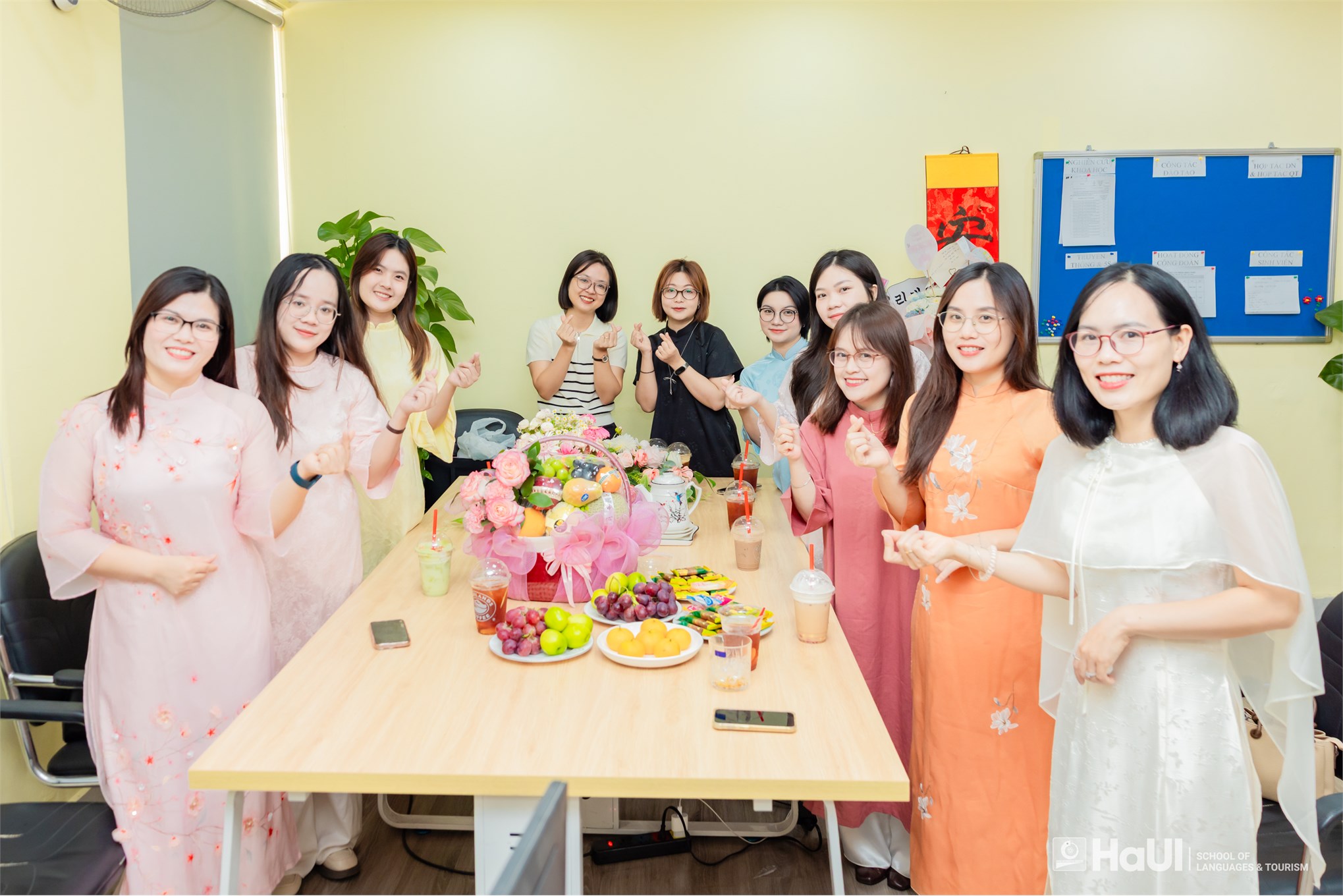 Trường Ngoại ngữ – Du lịch tôn vinh nữ viên chức, người lao động nhân Ngày Phụ nữ Việt Nam 20/10
