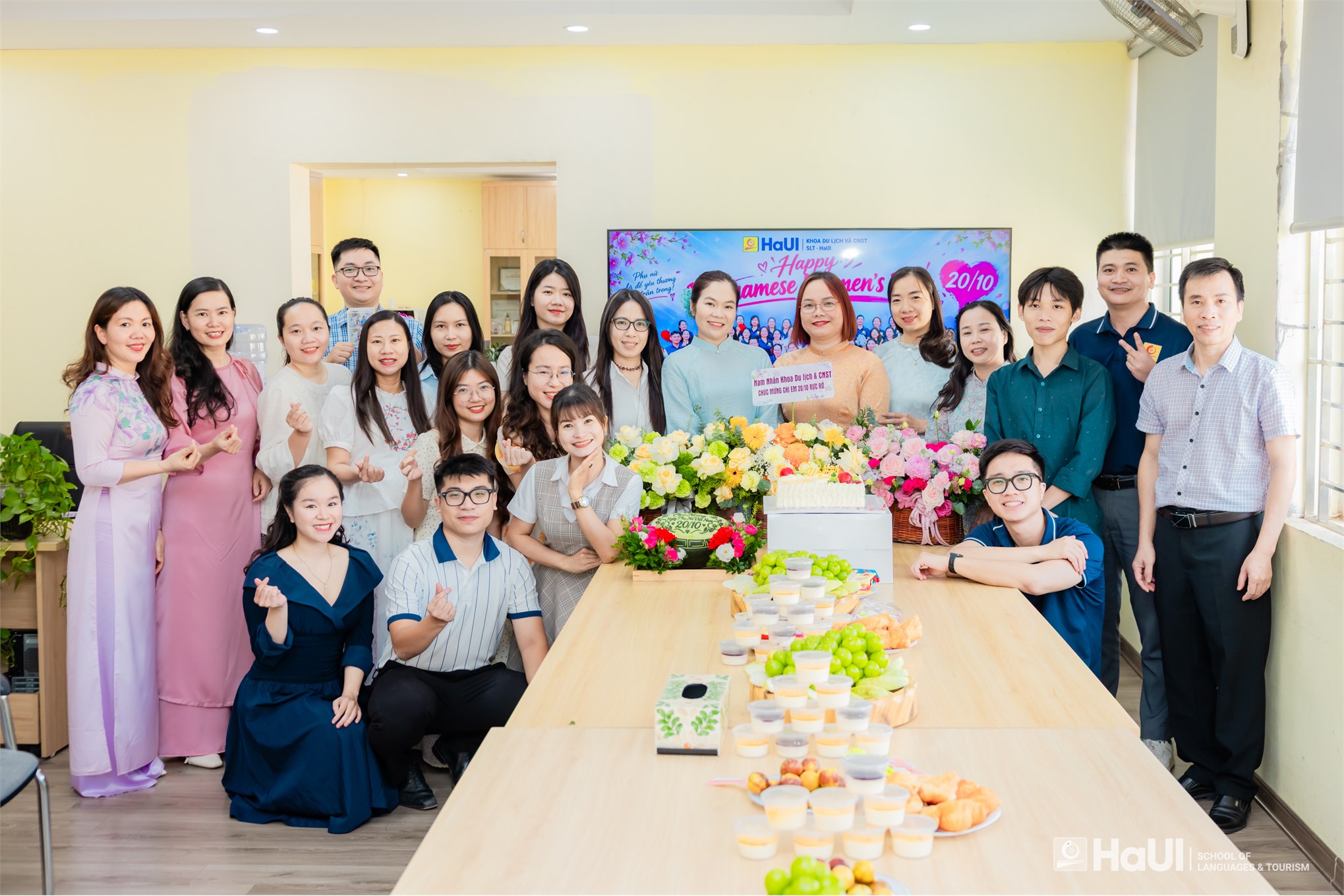 Trường Ngoại ngữ – Du lịch tôn vinh nữ viên chức, người lao động nhân Ngày Phụ nữ Việt Nam 20/10