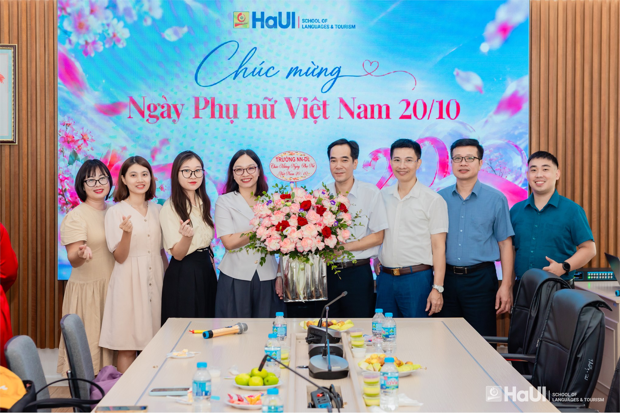 Trường Ngoại ngữ – Du lịch tôn vinh nữ viên chức, người lao động nhân Ngày Phụ nữ Việt Nam 20/10
