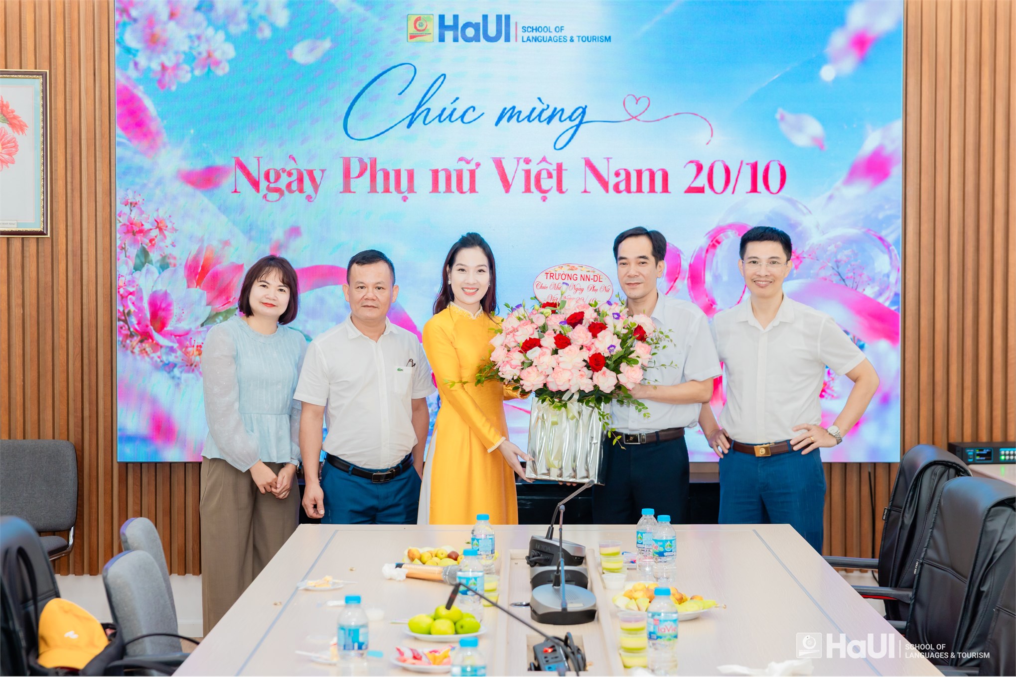 Trường Ngoại ngữ – Du lịch tôn vinh nữ viên chức, người lao động nhân Ngày Phụ nữ Việt Nam 20/10