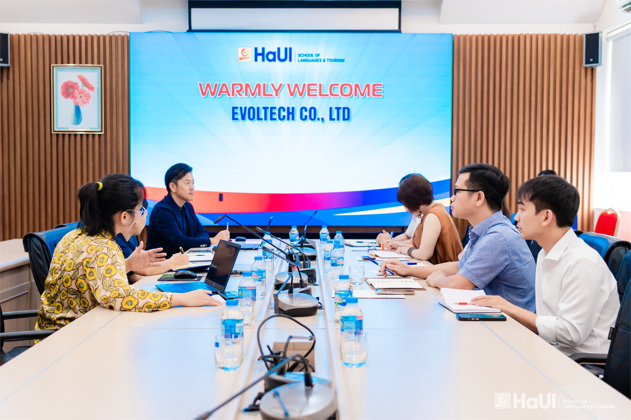 Trường Ngoại ngữ – Du lịch và Công ty Evoltech Việt Nam trao đổi kế hoạch triển khai hợp tác đào tạo