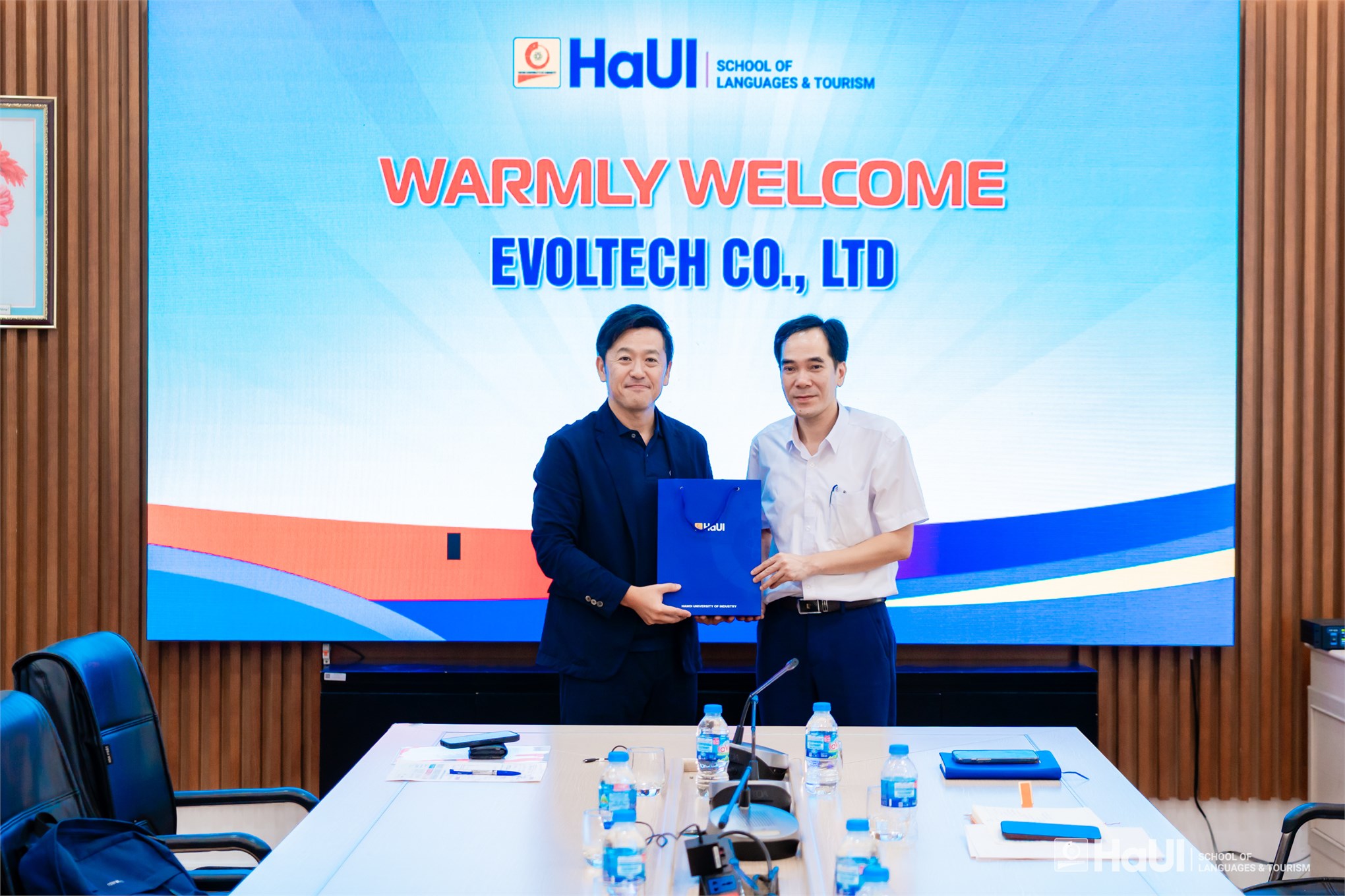 Trường Ngoại ngữ – Du lịch và Công ty Evoltech Việt Nam trao đổi kế hoạch triển khai hợp tác đào tạo