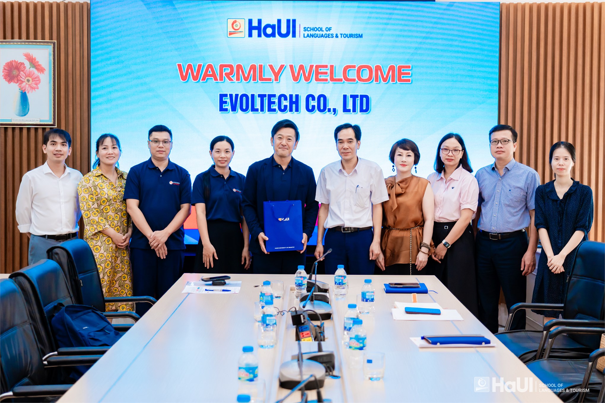 Trường Ngoại ngữ – Du lịch và Công ty Evoltech Việt Nam trao đổi kế hoạch triển khai hợp tác đào tạo